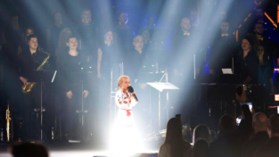 Bimba che cantava Frozen nel bunker di Kiev sale sul palco in Polonia per raccogliere fondi