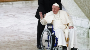 Il papa in carrozzina e la gioia del Vangelo
