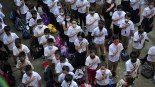 Filippine, dopo 2 anni di stop gli studenti tornano sui banchi di scuola