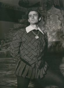 Vittorio-Gassman a teatro interpreta Amleto (wikipedia)