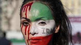 Iran: un bacio a Shiraz nel novembre di sangue