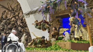 Presepe e albero di Natale, a San Pietro si accende la speranza