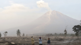 Indonesia, erutta il vulcano Monte Semeru