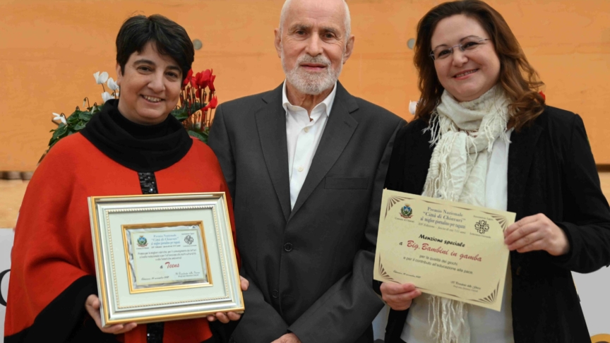 Da sinistra, Aurora Nicosia, direttrice di Città Nuova e di Teens, Angelo Nobile, fondatore del premio Città di Chiavari per il miglior giornalino per ragazzi, Sara Fornaro, direttrice di Big Bambini in gamba. Foto dell'Associazione ligure letteratura giovanile.