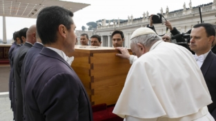 Papa Francesco affida Benedetto XVI a Dio