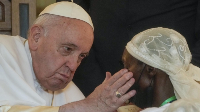 Il papa a Kinshasa: Ascoltate il grido del loro sangue, mettete via le armi