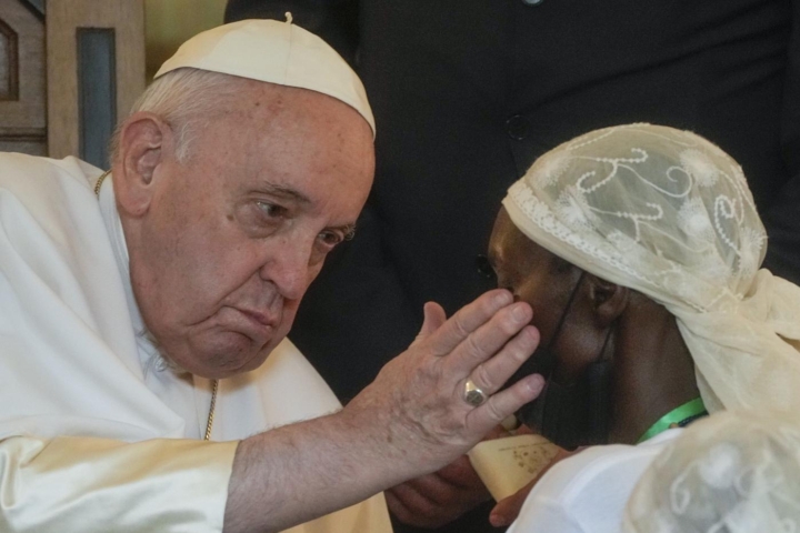 Papa Francesco accarezza una vittima di violenza nell'est del Congo, presso la Nunziatura Apostolica a Kinshasa, Repubblica Democratica del Congo, mercoledì 1 febbraio 2023 (AP Photo/Gregorio Borgia)