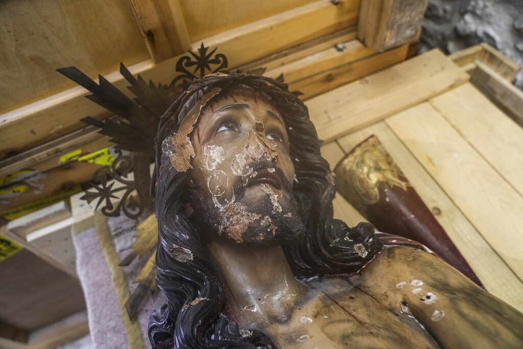 Una statua di Cristo vandalizzata in Israele (AP Photo/Mahmoud Illean)