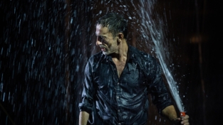 Dimitris Papaioannou in lotta sotto una pioggia incessante