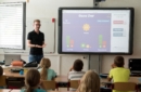 Scuola, un insegnante spiega la lezione agli studenti, foto Pixabay