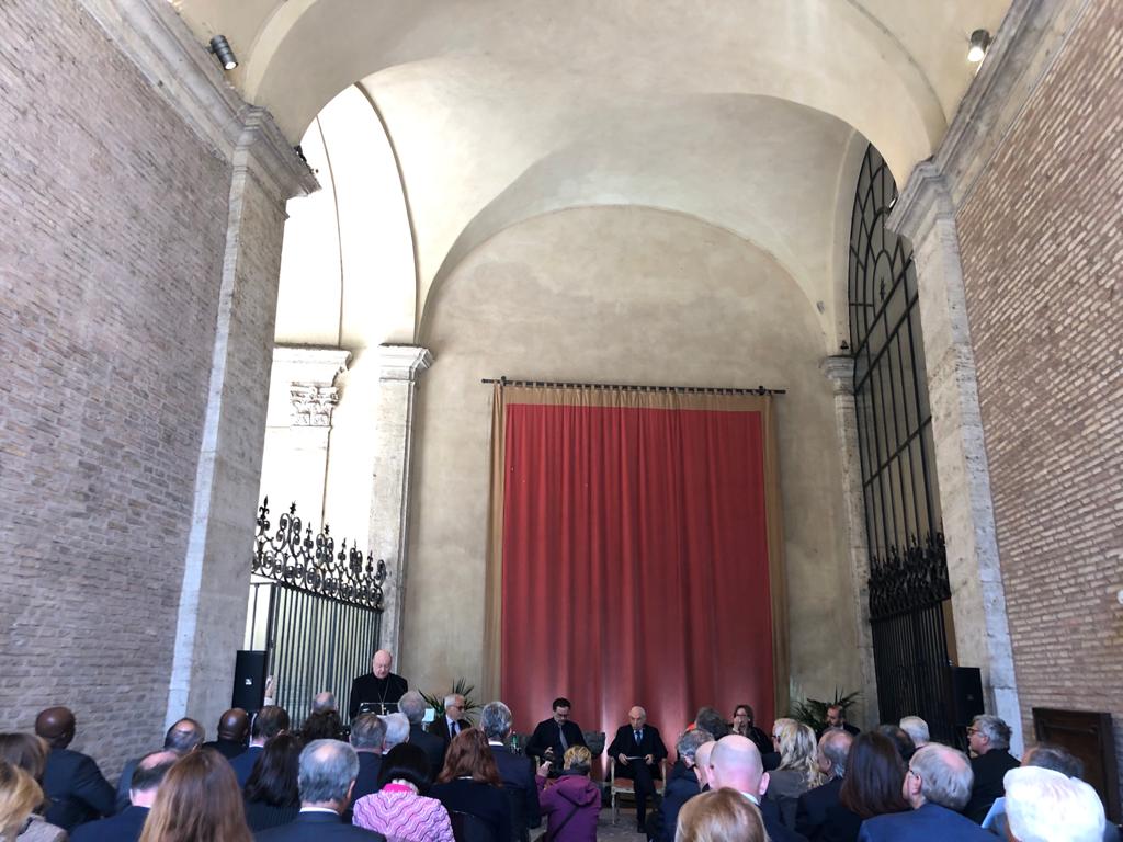 Convegno sulla denatalità a Palazzo Borromeo, sede dell'Ambasciata dell'Italia presso la Santa Sede. Da sinistra, Ravasi, Mazzarella, Rosina, Amato, Fattorini, Autieri. Foto di Sara Fornaro.