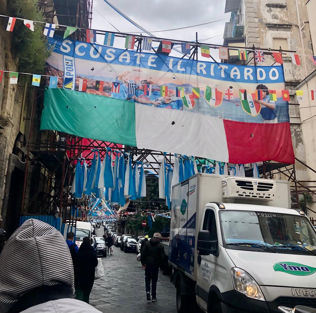 Striscioni e bandiere a Napoli per festeggiare il campionato, foto di Sara Fornaro