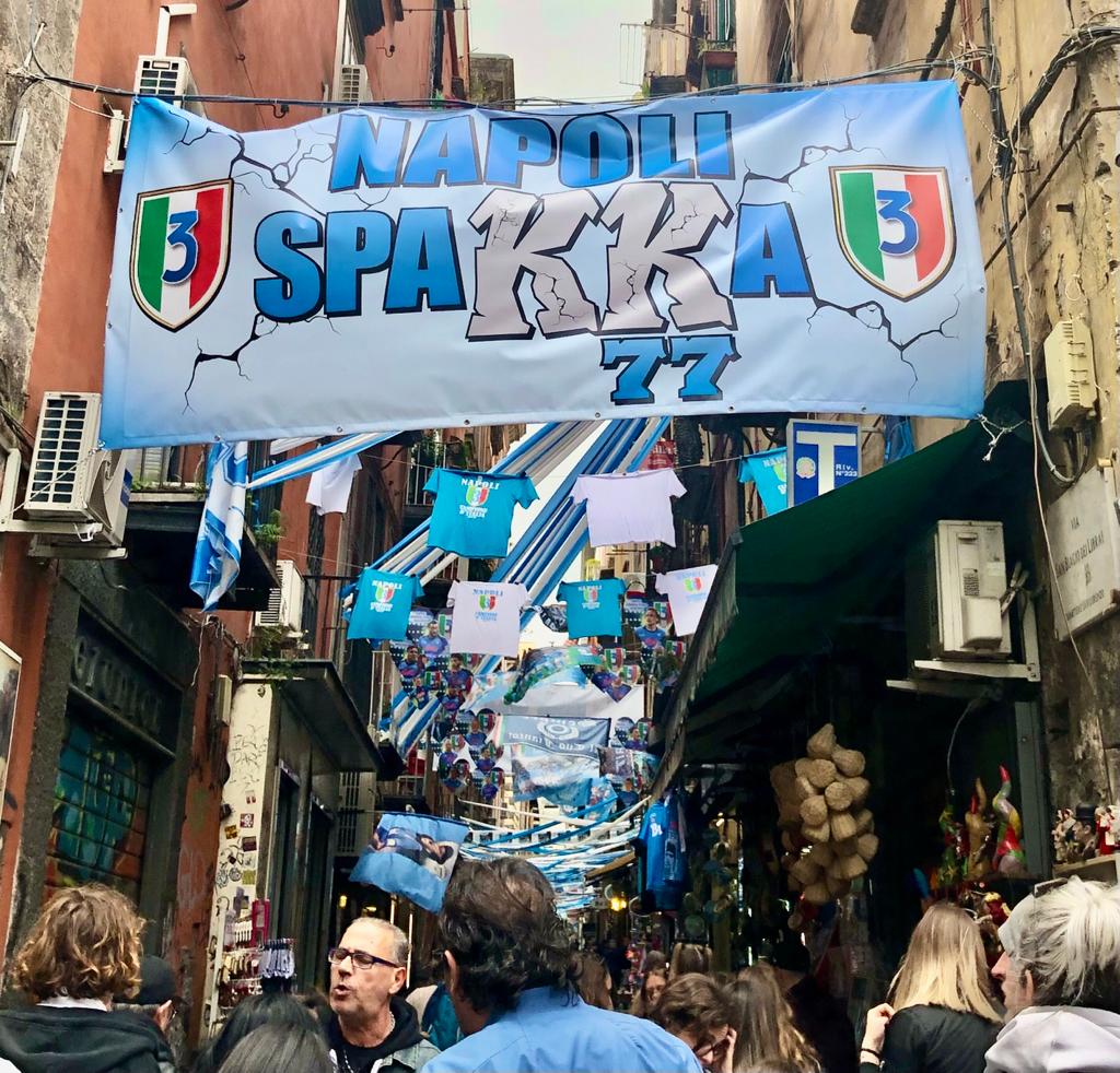 Striscioni e bandiere a Napoli per festeggiare il campionato, foto di Sara Fornaro