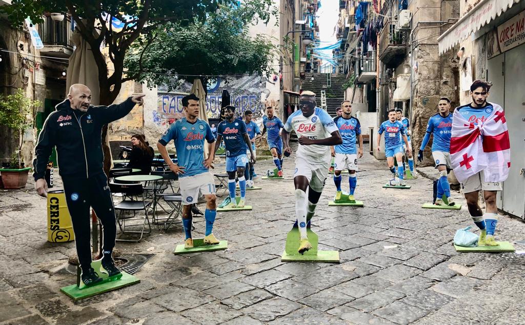 Le sagome dei calciatori del Napoli e dell'allenatore Luciano Spalletti ai Quartieri spagnoli, Napoli. Foto di Sara Fornaro