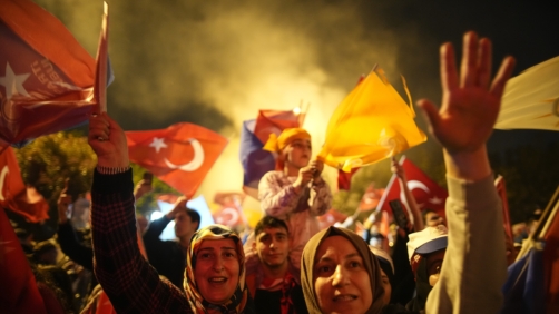 Supporters of Turkish President Recep Tayyip Erdogan celebrate in Istanbul, Turkey, Sunday, May 28, 2023. Turkey's incumbent President Recep Tayyip Erdogan has declared victory in his country's runoff election, extending his rule into a third decade. (AP Photo/Emrah Gurel)Associated Press/LaPresseOnly Italy and Spain