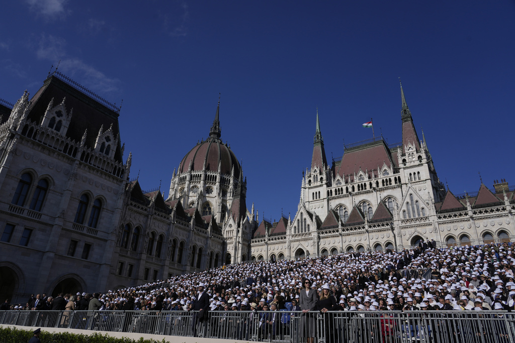 In attesa del papa in Ungheria (AP Photo/Andrew Medichini)