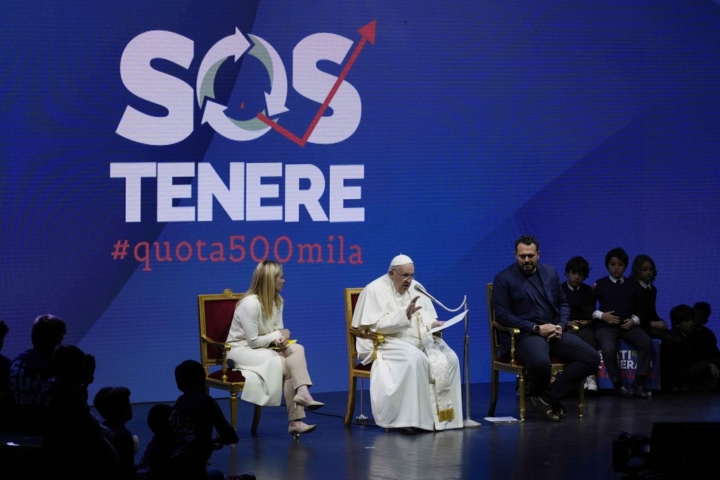 Giorgia Meloni e papa Francesco agli Stati generali della natalità, foto di Alessandra Tarantino per Ap