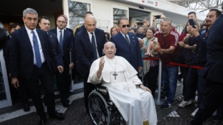 Papa Francesco lascia il Policlinico Gemelli