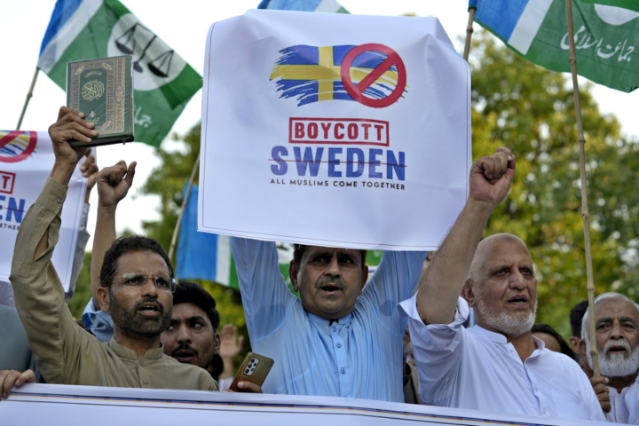 Proteste in Pakistan dopo il rogo del Corano in Svezia. AP Photo/Anjum Naveed.
