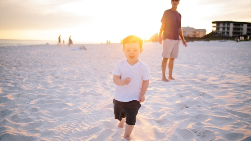 Un bambino al mare col papà, foto di Pexels da Pixabay