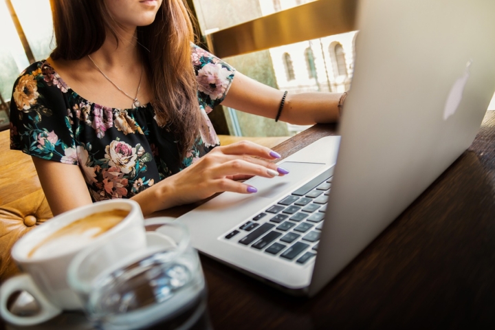 Una donna al computer