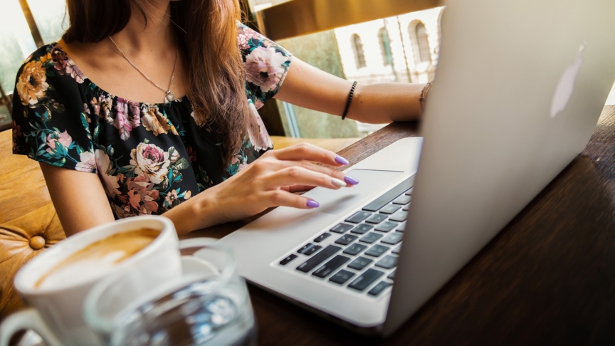 Una donna al computer
