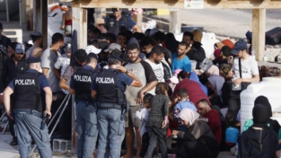 Lampedusa, l’emergenza non frena la solidarietà della gente