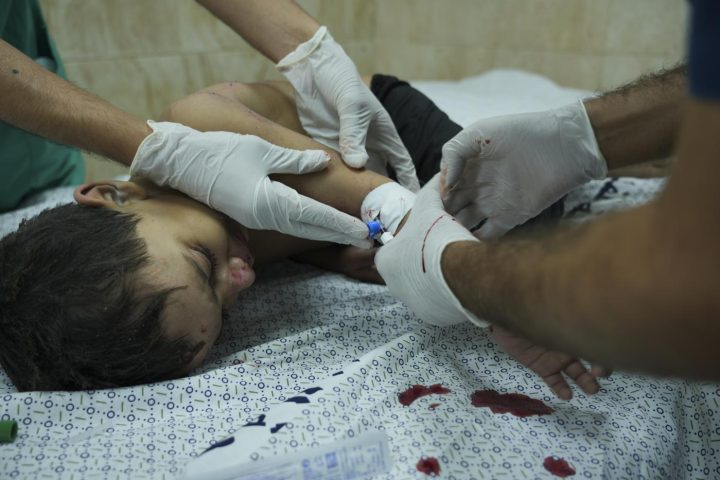 Un bambino palestinese ferito nell'attacco all'ospedale di Gaza, foto LaPresse