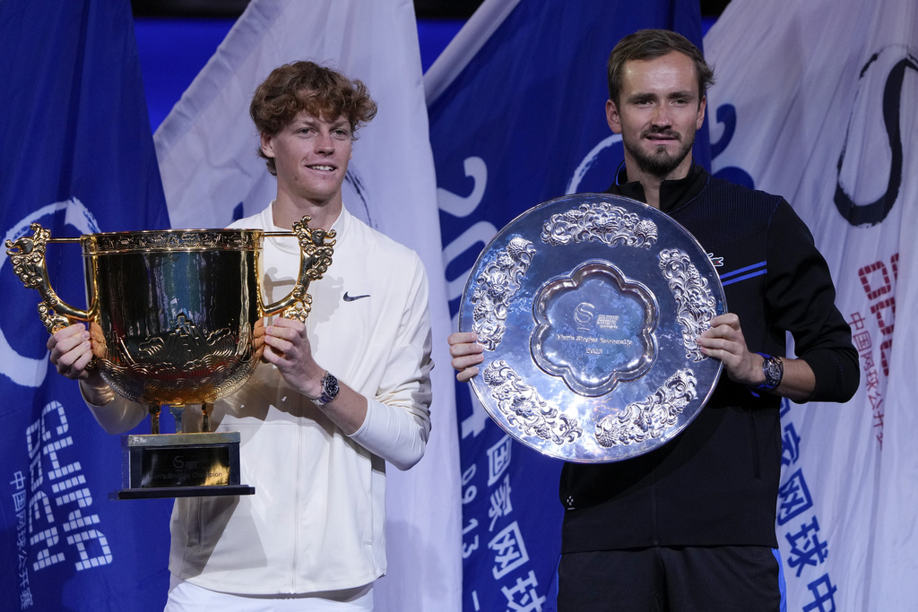 Sinner batte Medvedev e vince il China Open. AP Photo/Andy Wong