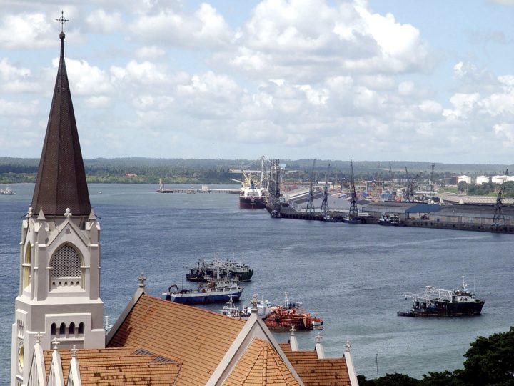 Una foto d'archivio del porto di Dar es Salaam in Tanzania, con la cattedrale di San Giuseppe in primo piano. Foto Ap.