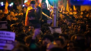 Spagna, proteste per l’accordo tra Junts e Psoe