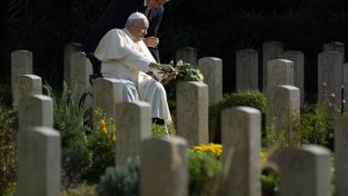 Papa Francesco celebra la messa per i defunti al Rome War Cemetery