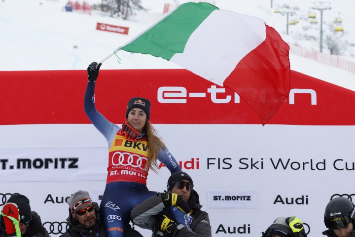 L'italiana Sofia Goggia festeggia la vittoria in una gara di sci alpino di Coppa del Mondo femminile di super G, a St. Moritz, in Svizzera, venerdì 8 dicembre 2023. (Foto AP/Alessandro Trovati)