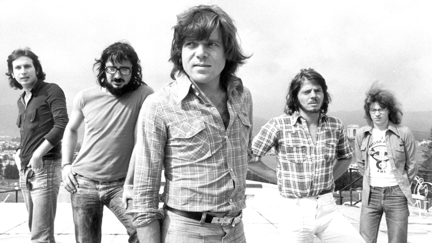 Il gruppo musicale Nomadi su una terrazza. Da sinistra, Umberto Maggi, Augusto Daolio, Beppe Carletti, Paolo Lancellotti, Chris Dennis. Asiago, Italia, 1974. (Foto di Mondadori via Getty Images)
