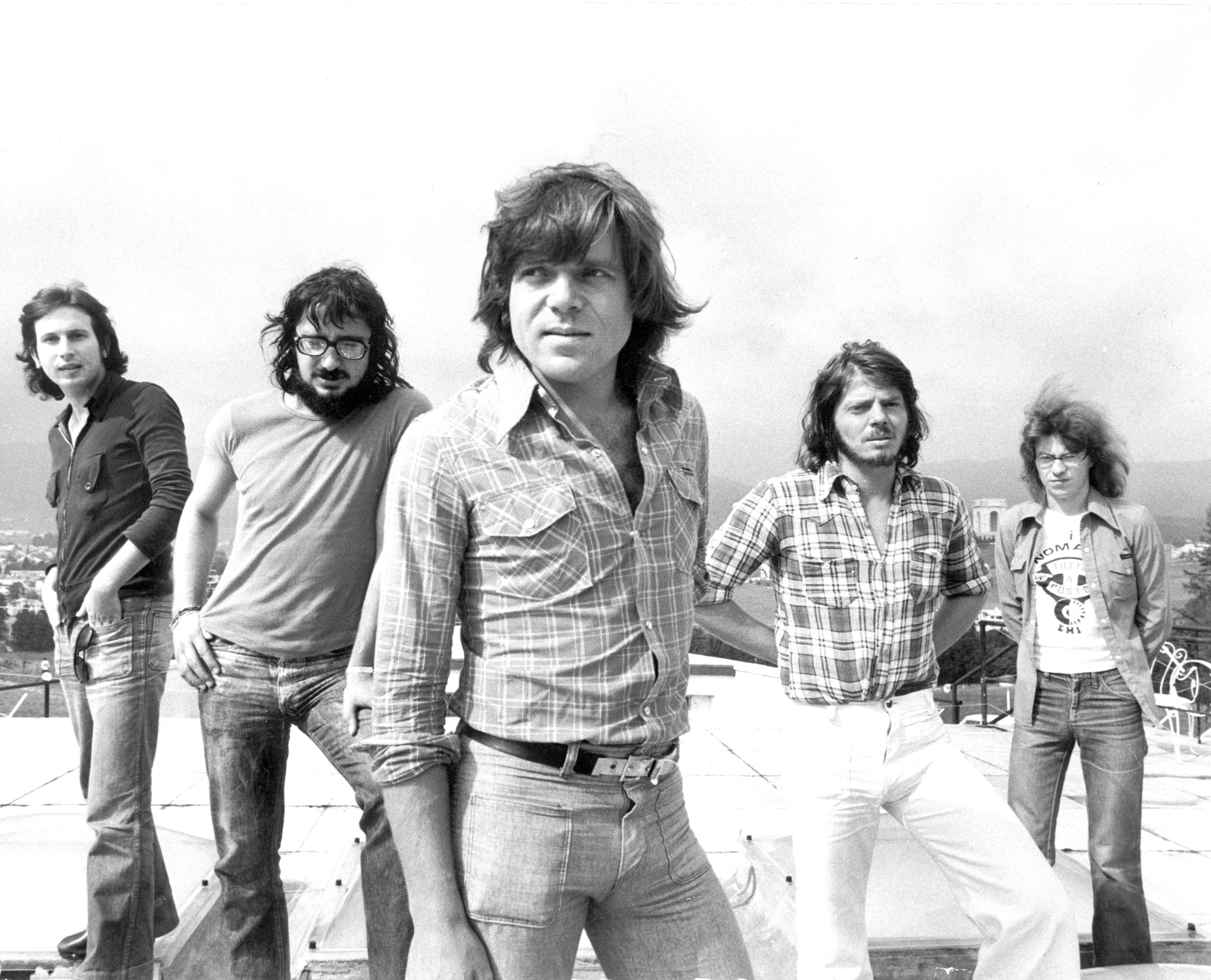 Il gruppo musicale Nomadi su una terrazza. Da sinistra, Umberto Maggi, Augusto Daolio, Beppe Carletti, Paolo Lancellotti, Chris Dennis. Asiago, Italia, 1974. (Foto di Mondadori via Getty Images)