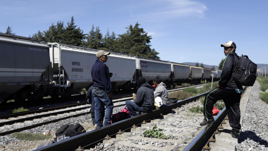 "La Bestia", il treno su cui viaggiano i migranti in Messico (Foto EPA, ANSA, Hilda Rios)