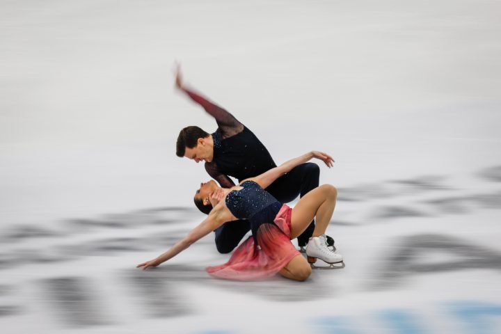Charlene Guignard e Marco Fabbri dell'Italia si esibiscono nella Ice Dance Free Dance durante la finale dell'ISU Figure Skating Grand Prix al National Indoor Stadium di Pechino, in Cina. (Foto Ansa, EPA/MARK R. CRISTINO)