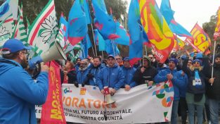 Ex Ilva di Taranto, mobilitazione di lavoratori e sindacati contro la chiusura