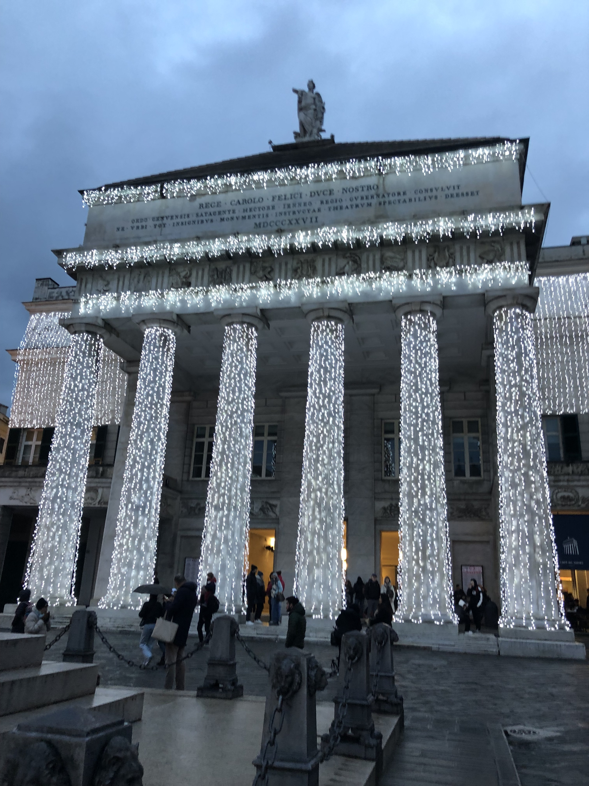 Genova, il teatro Carlo Felice illuminato nelle feste di Natale. Foto di Sara Fornaro.