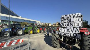 1.300 trattori assediano il Parlamento europeo
