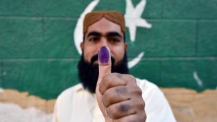 Le elezioni in Pakistan si chiudono con almeno 30 morti