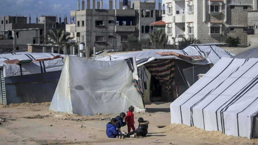 Bambini palestinesi, fuggiti con le loro famiglie dal nord della Striscia di Gaza, giocano fuori dai loro rifugi a Deir Al Balah, nella Striscia di Gaza. (EPA/MOHAMMED SABER)