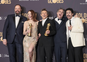 Yorgos Lanthimos, Emma Stone, Willem Dafoe, Mark Ruffalo and Ramy Youssef con il Golden Globe per il film "Povere creature!". (Foto EPA/ALLISON DINNER)