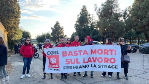 Protesta dei rappresentanti della Cgil della Sardegna e di Cagliari del settore edilizio. Foto Ansa.