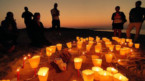 Commemorazione sulla spiaggia di Steccato di Cutro delle vittime del naufragio a sei mesi dalla tragedia, 26 agosto 2023.
ANSA/ GIUSEPPE PIPITA