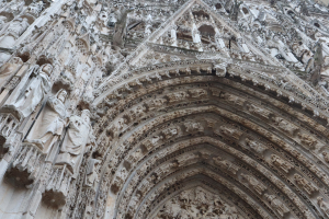 Dettagli della Cattedrale Notre-Dame, Rouen. (Foto di Miriana Dante)