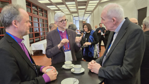 Il vescovo Brendan Leahy a colloquio con due vescovi luterani, uno della Germania e uno della Finlandia