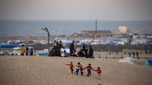 Palestinesi sfollati nel campo profughi di Rafah, vicino al confine con l'Egitto, nel sud della Striscia di Gaza, 29 febbraio 2024. Foto: EPA/HAITHAM IMAD via Ansa