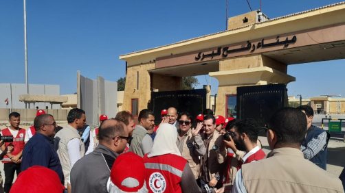 Nevine Al-Qabbaj, ministro della Solidarietà Sociale, accompagnato da Hisham Al-Kholy, vicegovernatore del Nord Sinai, ha ispezionato i camion umanitari davanti al valico di Rafah nel Nord Sinai e i magazzini degli aiuti nella città di Al-Arish e hanno visitato i palestinesi feriti. Il ministro ha confermato la consegna di circa 30.000 tonnellate di aiuti umanitari e di soccorso alla Striscia di Gaza, di cui 16.000 tonnellate dallo Stato egiziano, 10.000 tonnellate da organizzazioni e agenzie internazionali e 4.000 tonnellate da diversi paesi arabi e stranieri. ANSA/UFFICIO DELL'INFORMAZIONE EGIZIANO 