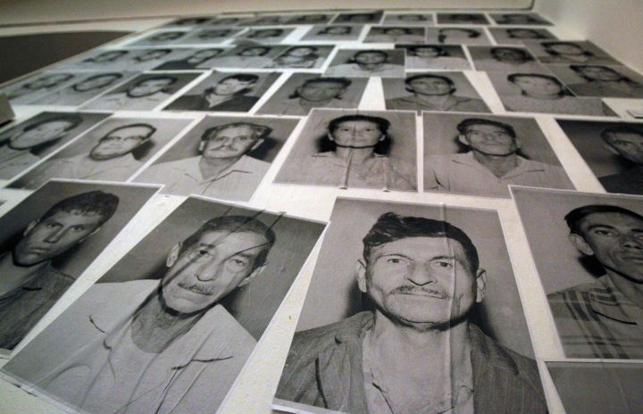 Una foto mostra i ritratti delle persone scomparse durante la dittatura paraguaiana di Alfredo Stroessner esposti ad Asuncion, Paraguay. (Foto EPA/ANDRES CRISTALDO)